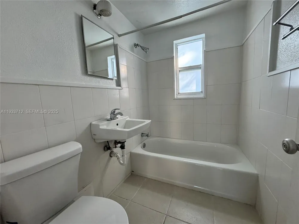 251 Hibiscus Dr #4 Miami Springs, FL 33166