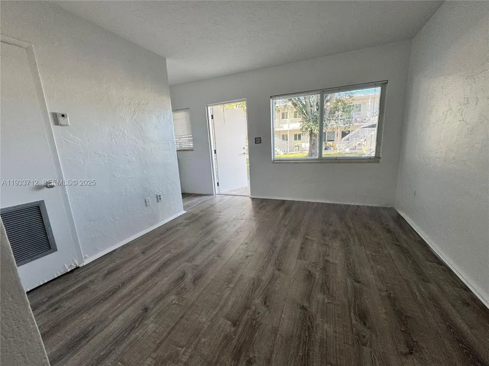 251 Hibiscus Dr #4 Miami Springs, FL 33166