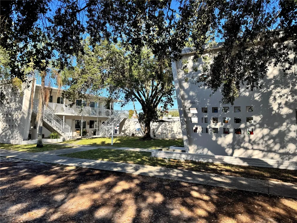 251 Hibiscus Dr #4 Miami Springs, FL 33166