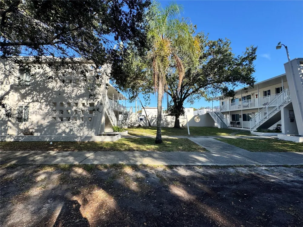 251 Hibiscus Dr #4 Miami Springs, FL 33166