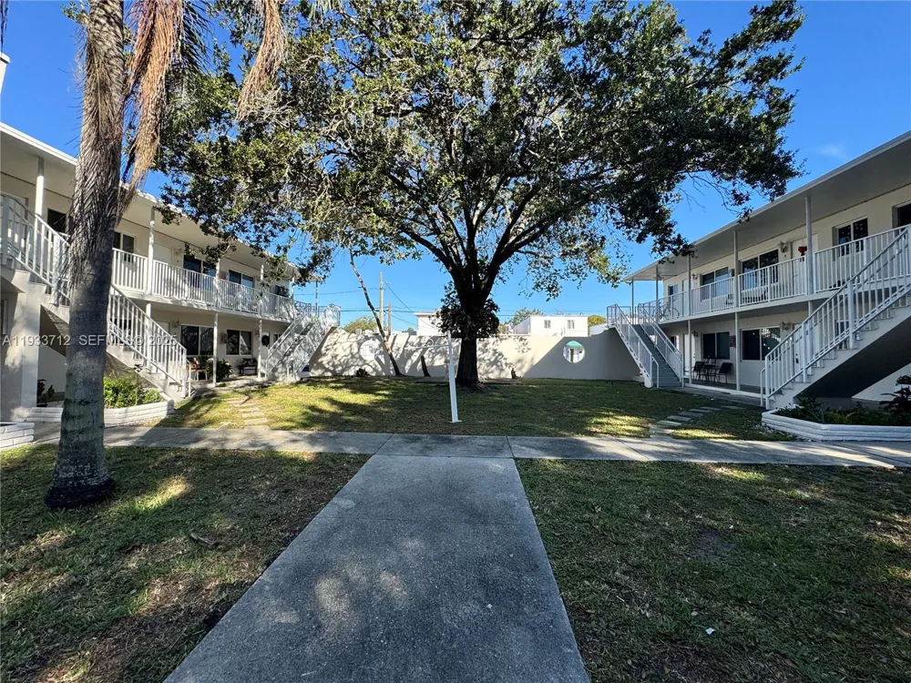 251 Hibiscus Dr #4 Miami Springs, FL 33166