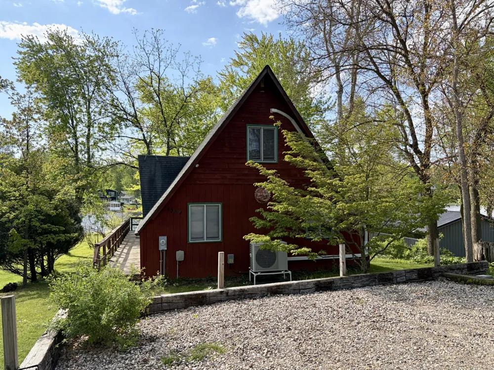 45601 Peninsula Drive E Grand Junction, MI 49056