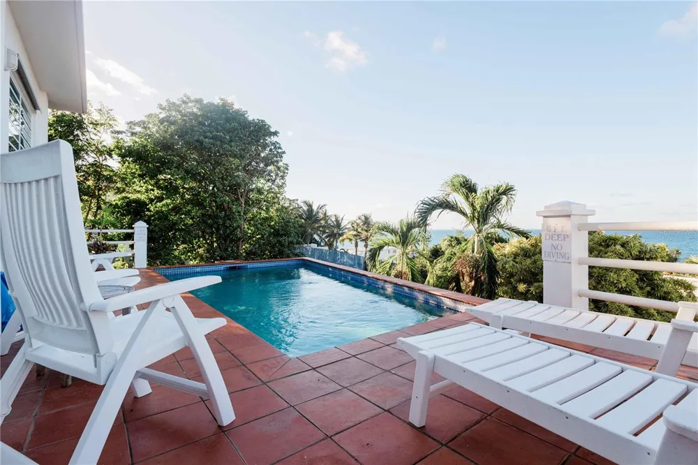 17 LA ROCA Vieques, PR 00765