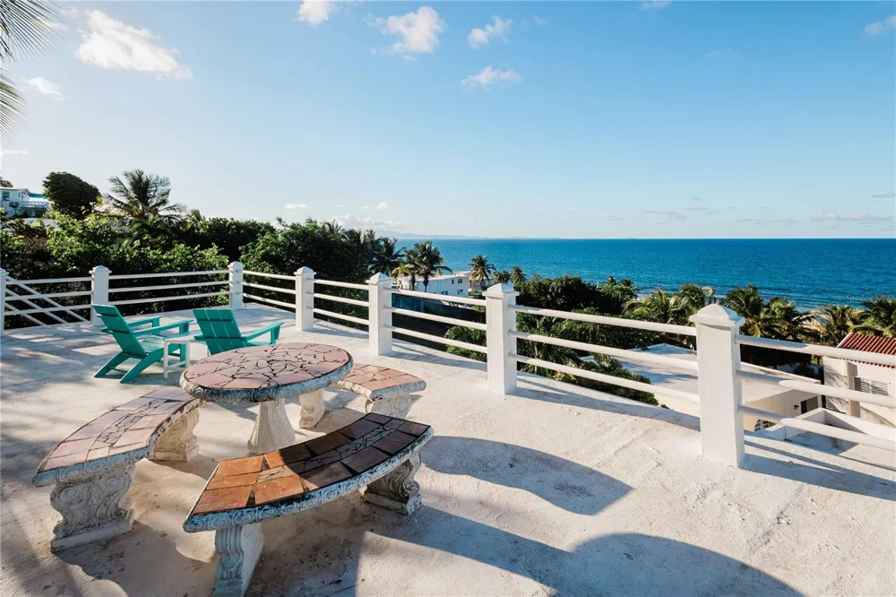 17 LA ROCA Vieques, PR 00765