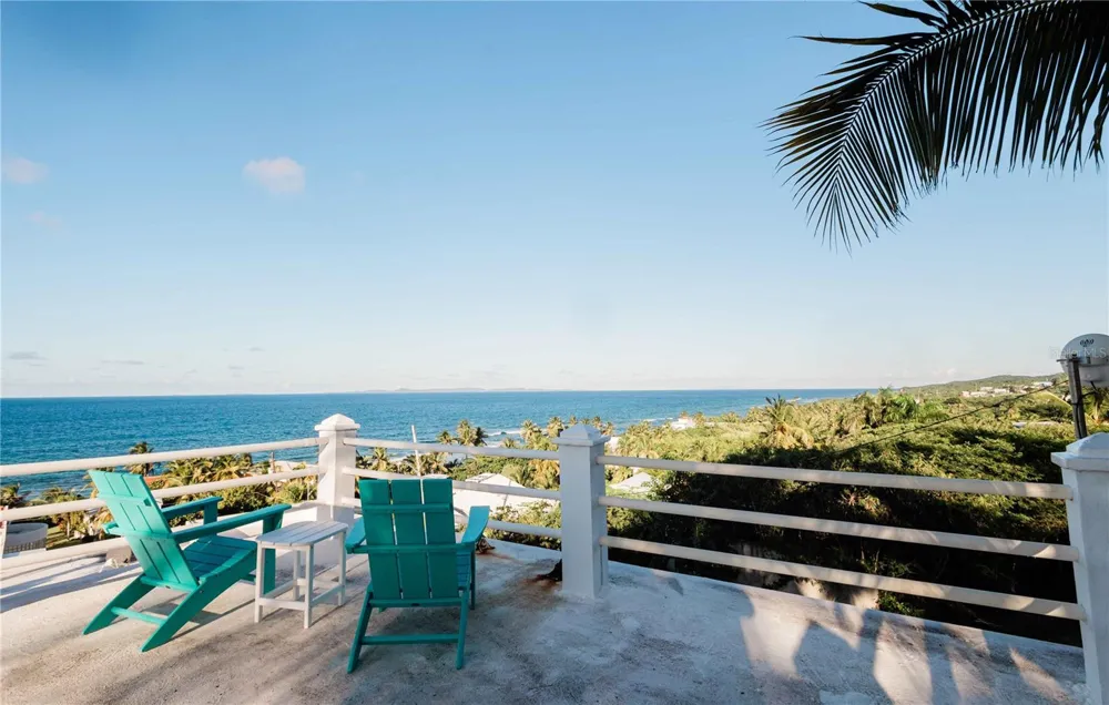 17 LA ROCA Vieques, PR 00765