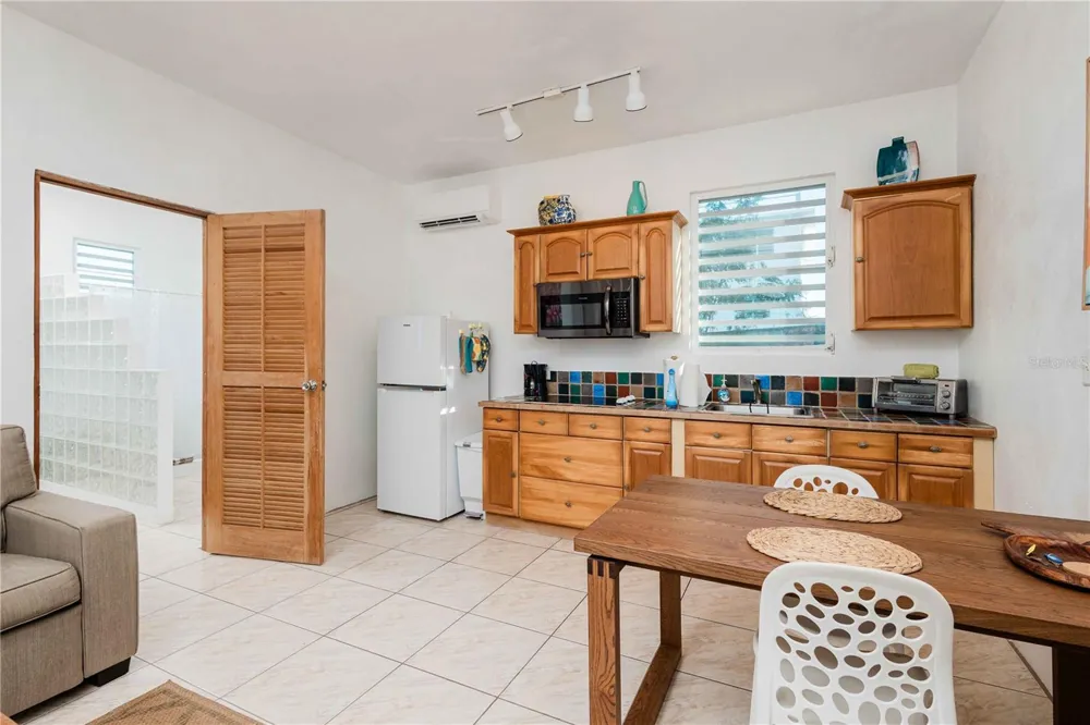 17 LA ROCA Vieques, PR 00765