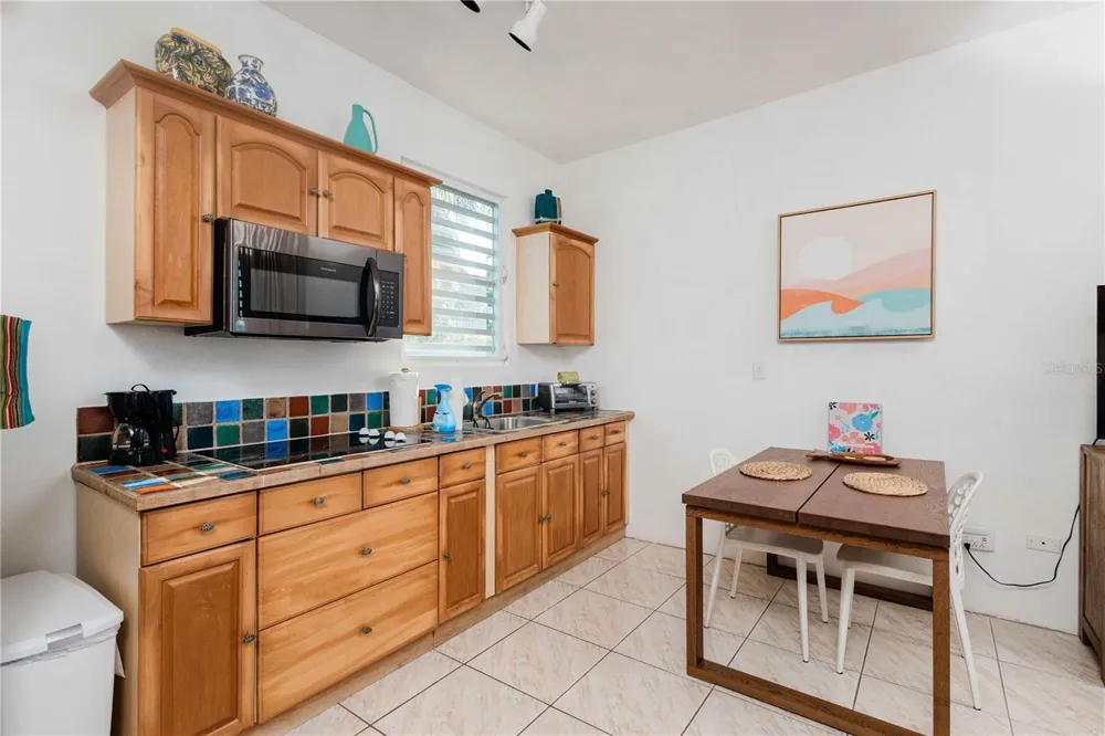 17 LA ROCA Vieques, PR 00765