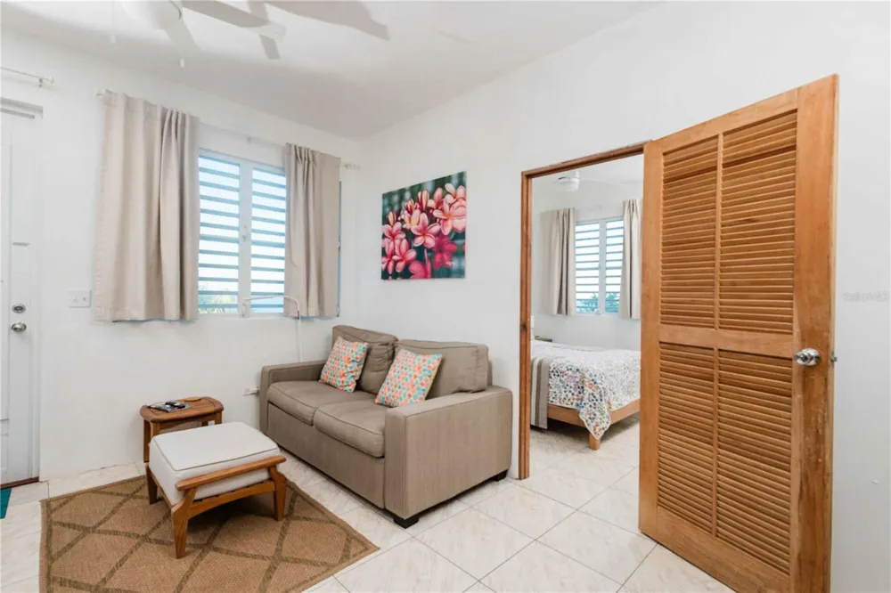 17 LA ROCA Vieques, PR 00765