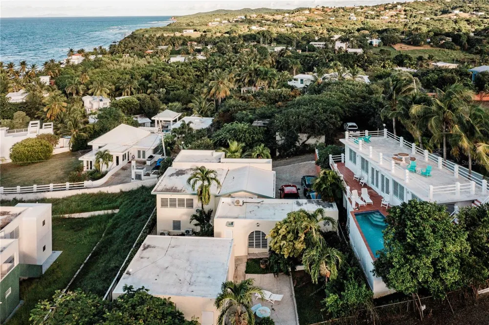 17 LA ROCA Vieques, PR 00765