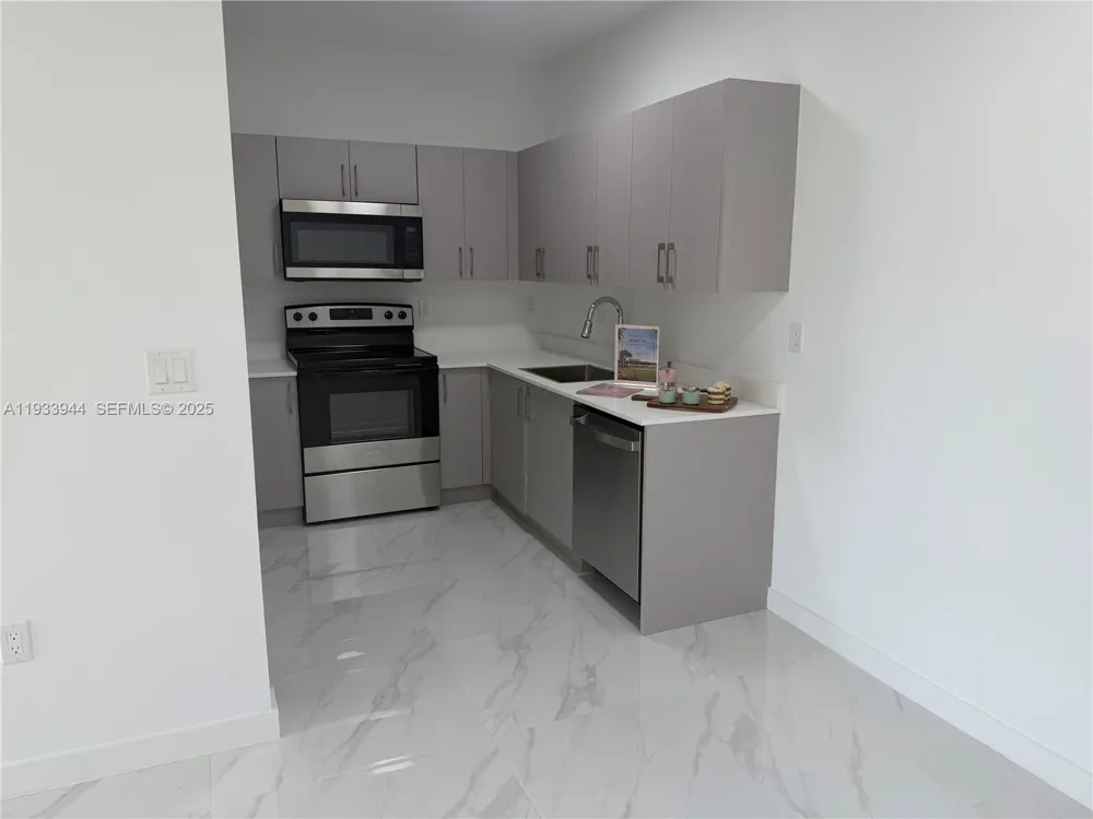 2306 E 4th ave #303 Hialeah, FL 33013