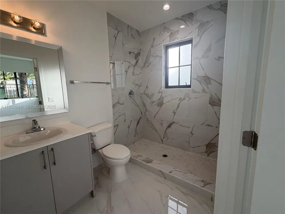 2306 E 4th ave #303 Hialeah, FL 33013