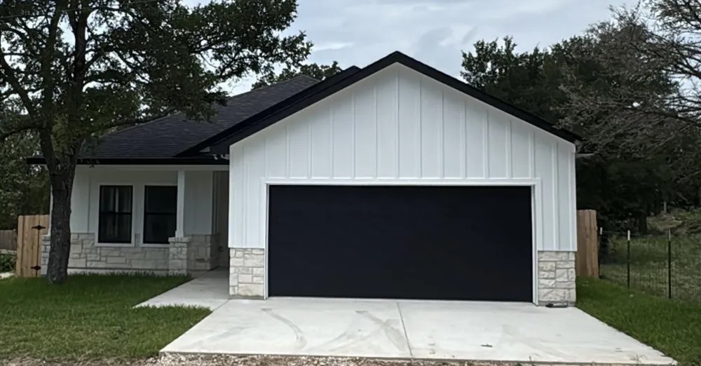 889 S Leon Giddings, TX 78942