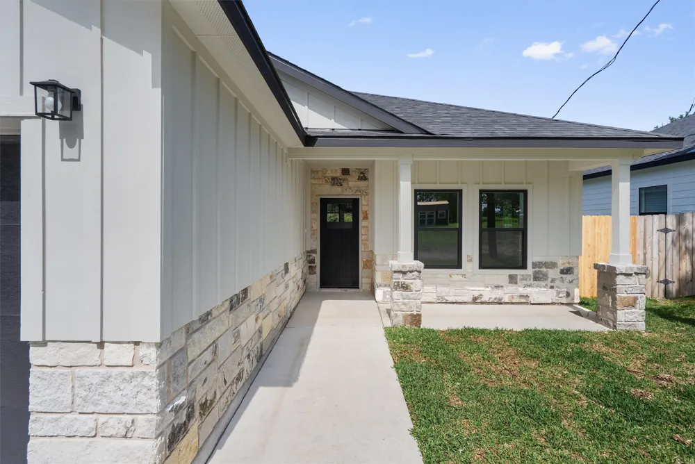 889 S Leon Giddings, TX 78942