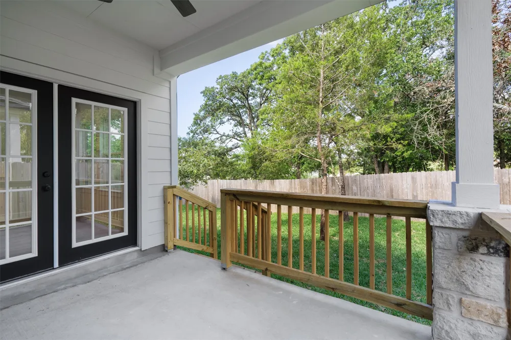 889 S Leon Giddings, TX 78942