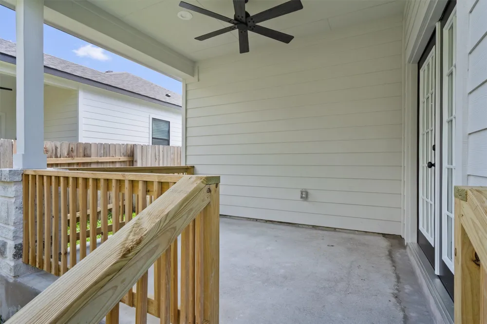 889 S Leon Giddings, TX 78942