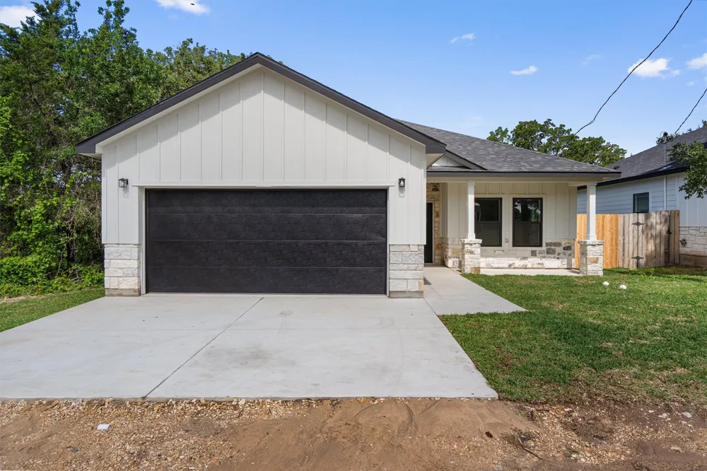 889 S Leon Giddings, TX 78942