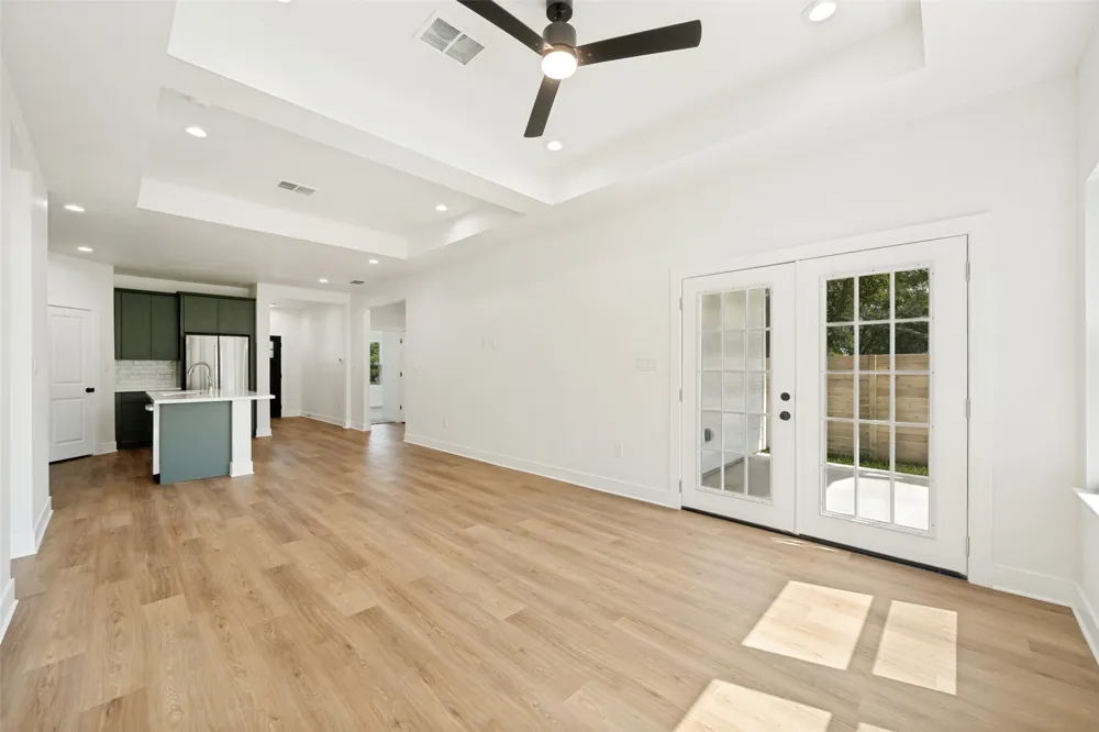 889 S Leon Giddings, TX 78942
