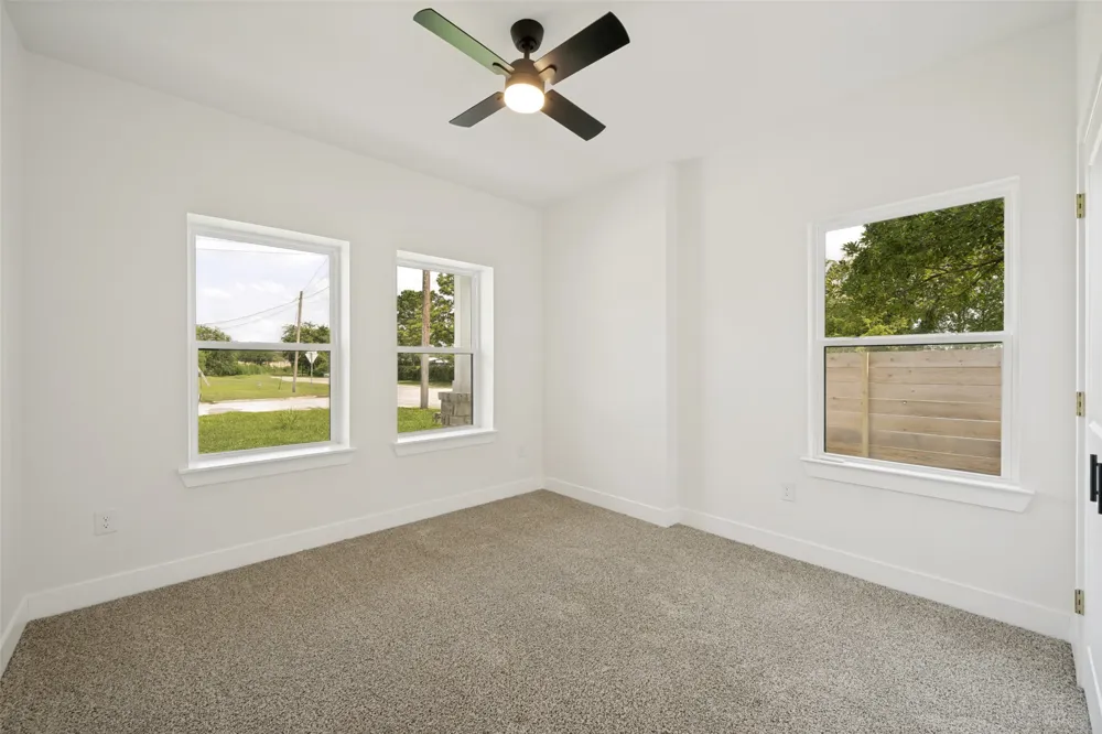889 S Leon Giddings, TX 78942