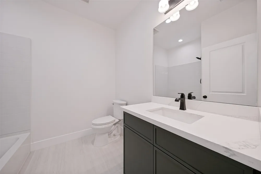889 S Leon Giddings, TX 78942