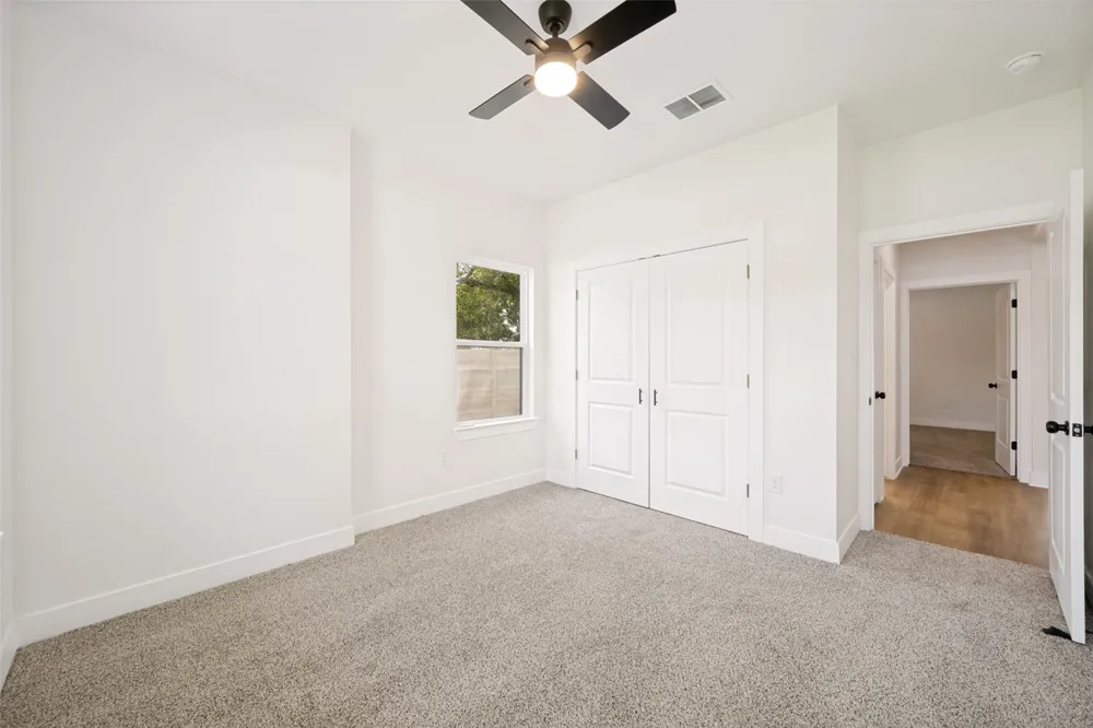 889 S Leon Giddings, TX 78942