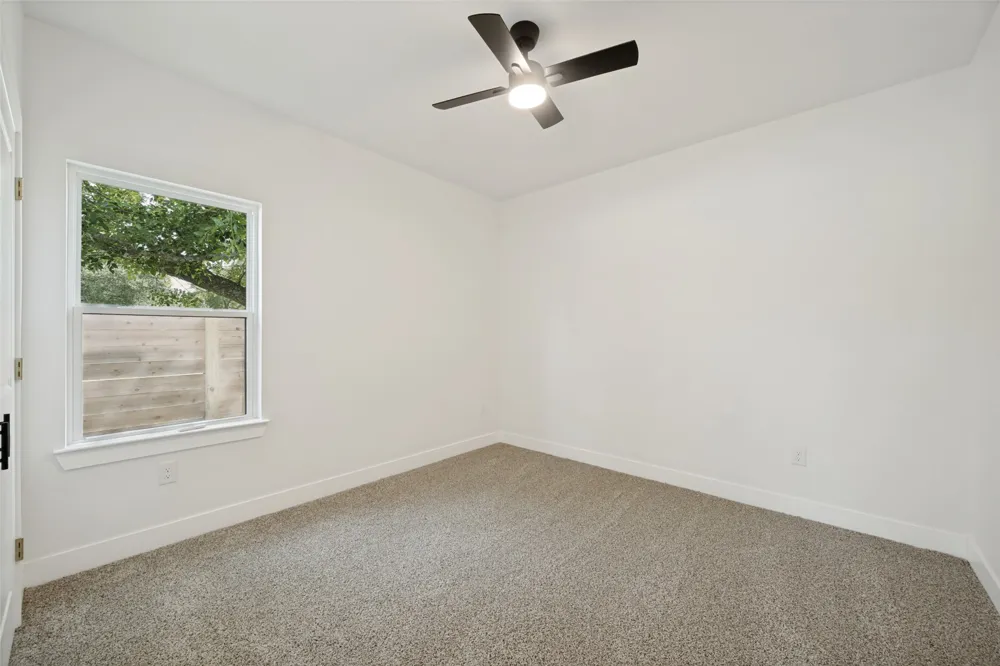 889 S Leon Giddings, TX 78942