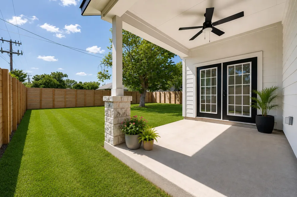 889 S Leon Giddings, TX 78942