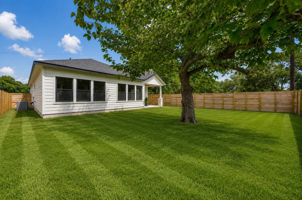 889 S Leon Giddings, TX 78942