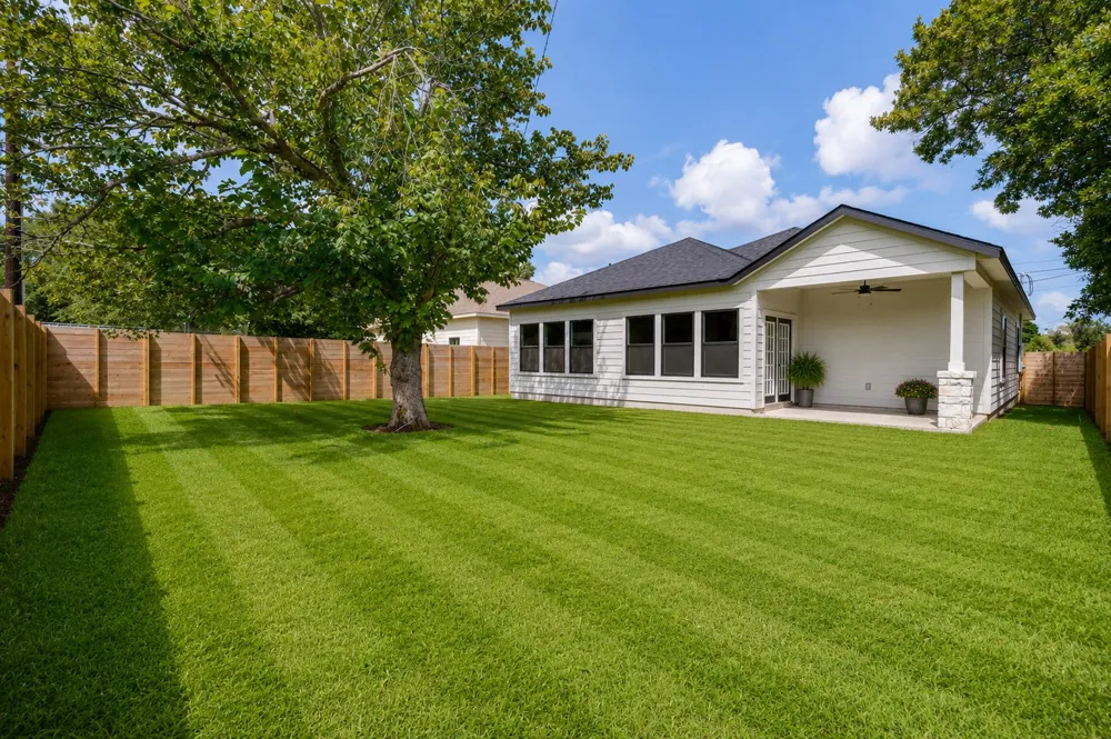 889 S Leon Giddings, TX 78942