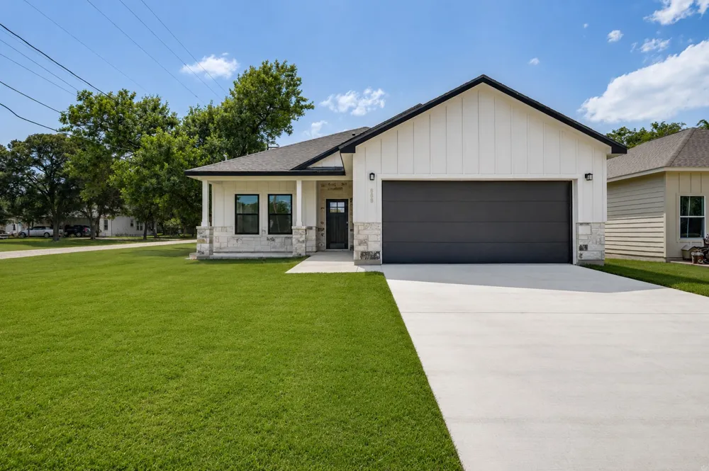 889 S Leon Giddings, TX 78942