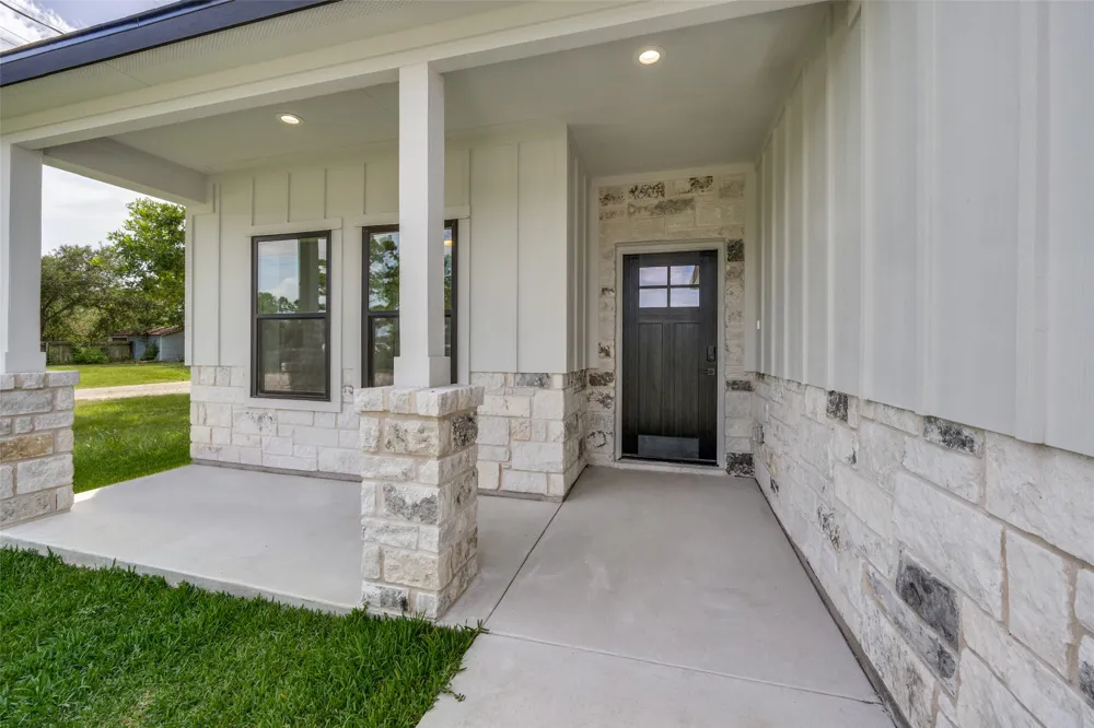 889 S Leon Giddings, TX 78942
