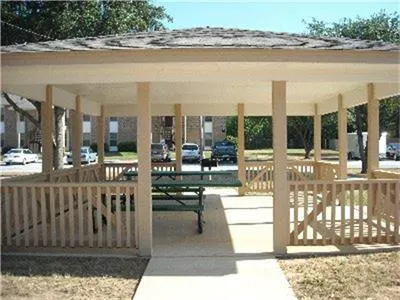 1304 W AVENUE Hooks, TX 75561