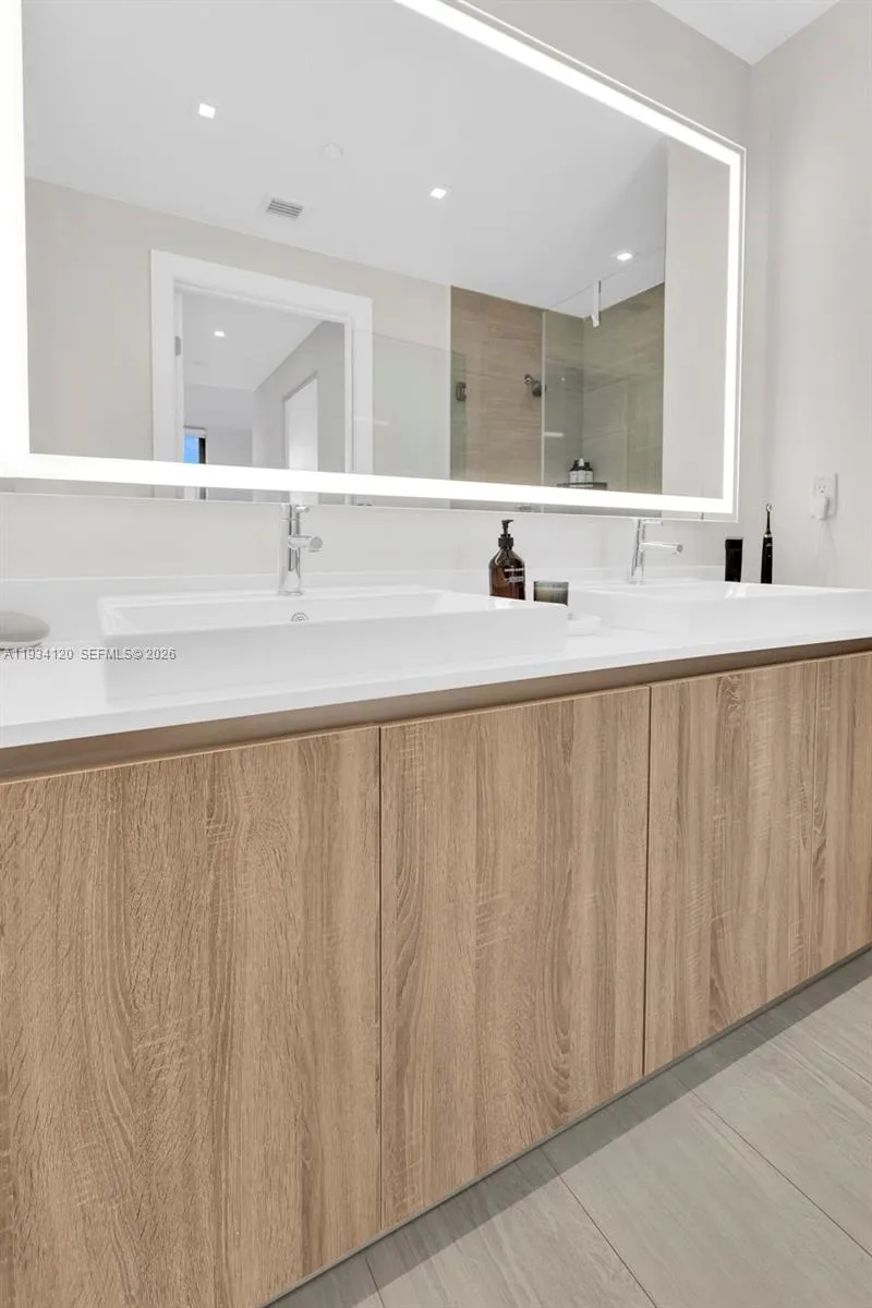 2960 NE 207 St #810 Aventura, FL 33180