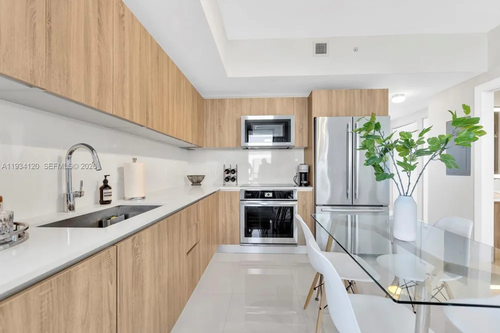 2960 NE 207 St #810 Aventura, FL 33180