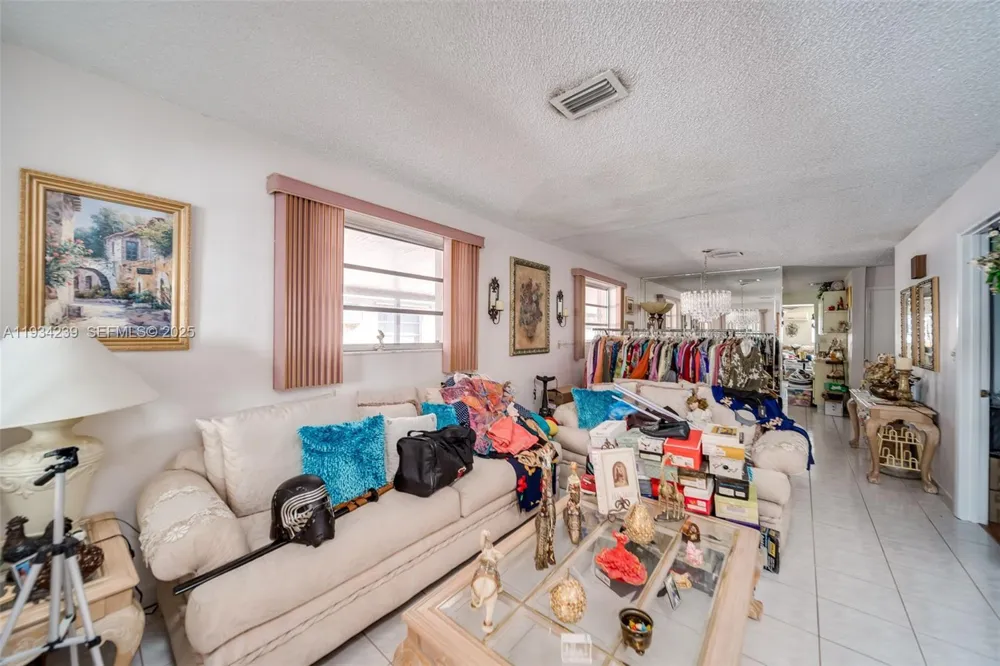 854 E 24th St Hialeah, FL 33013