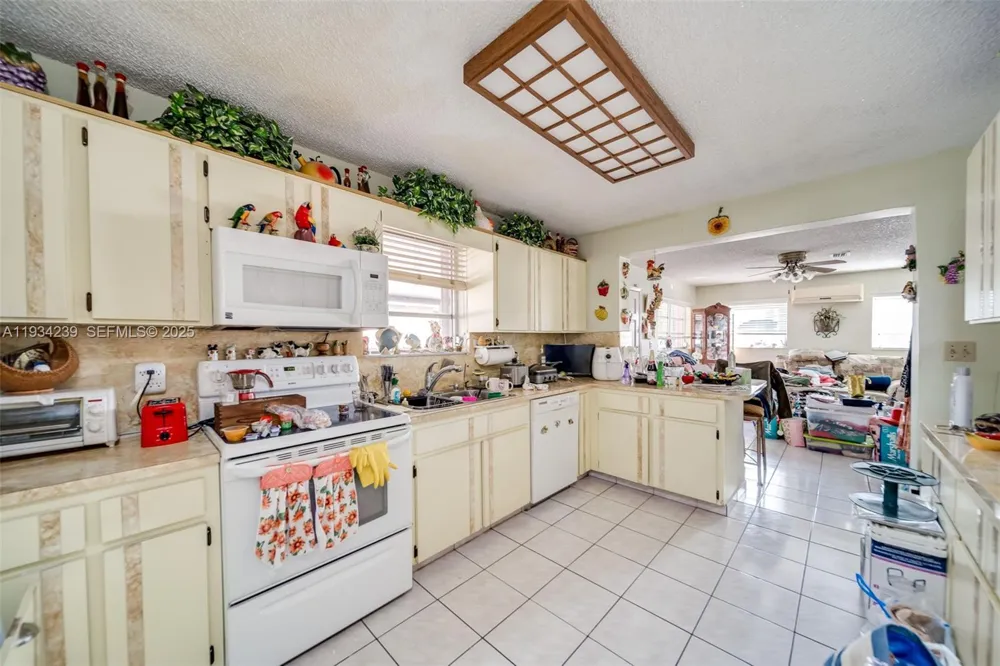 854 E 24th St Hialeah, FL 33013