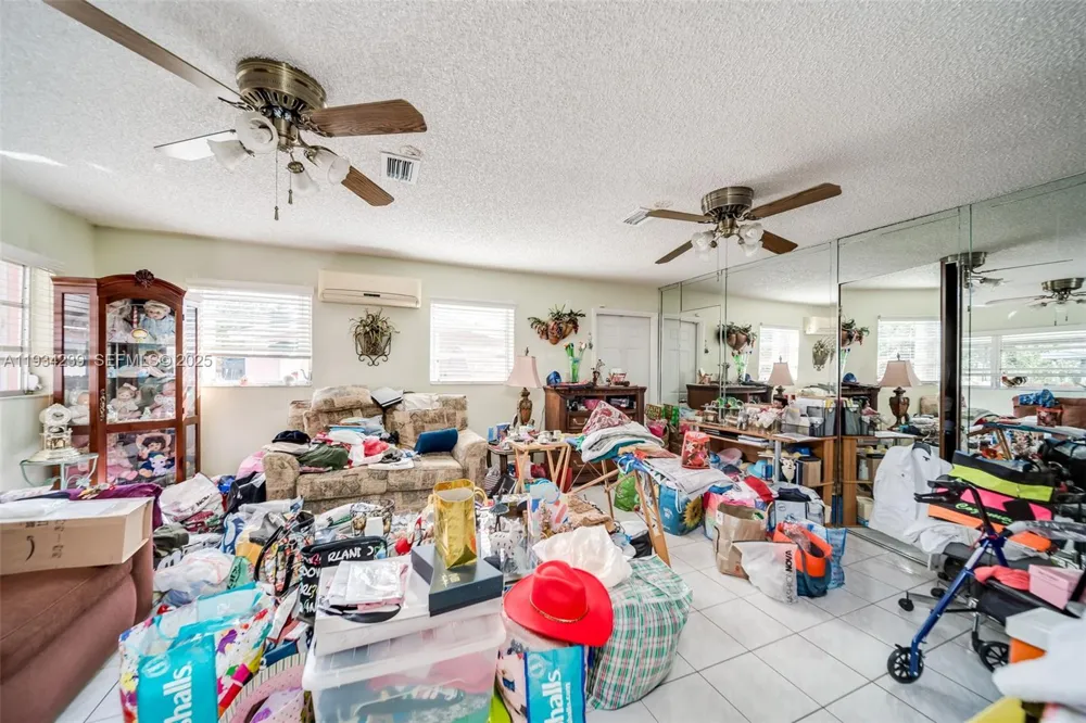 854 E 24th St Hialeah, FL 33013