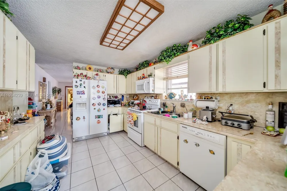 854 E 24th St Hialeah, FL 33013