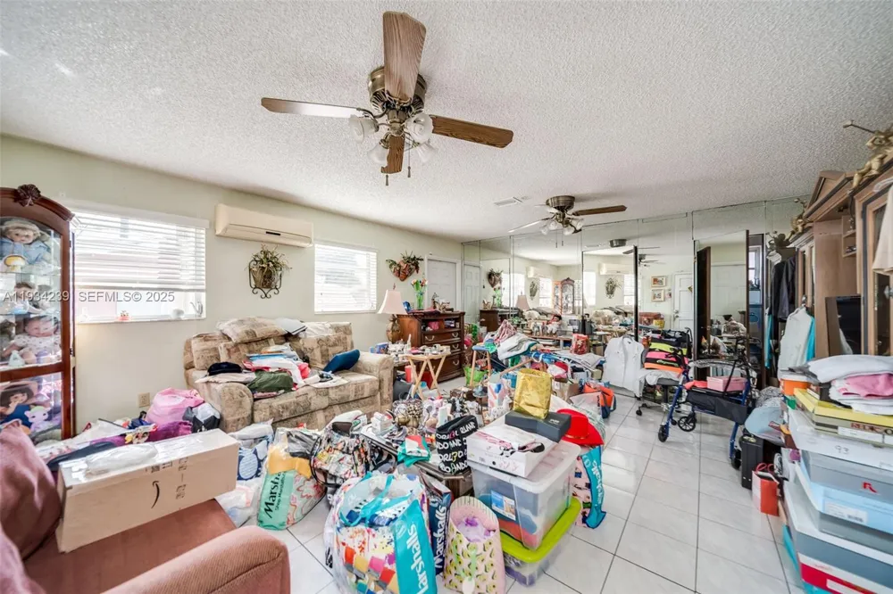 854 E 24th St Hialeah, FL 33013