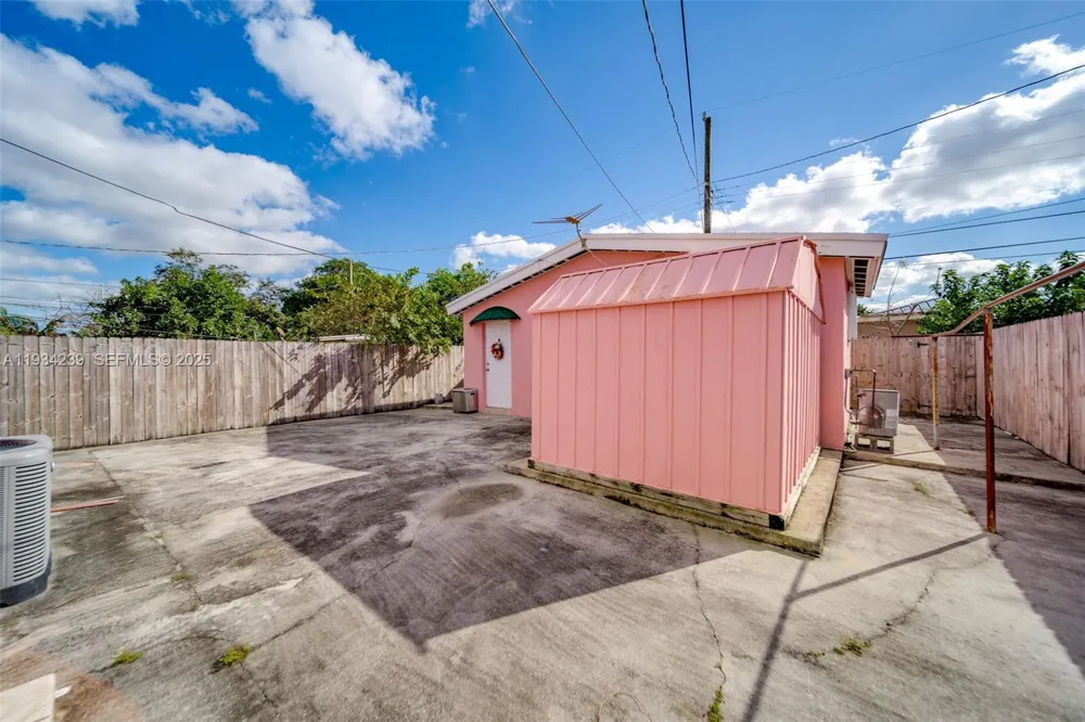 854 E 24th St Hialeah, FL 33013