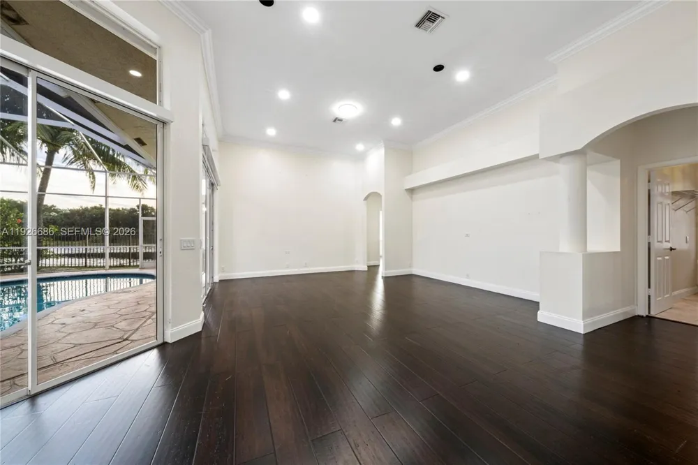2893 Oakbrook Dr Weston, FL 33332