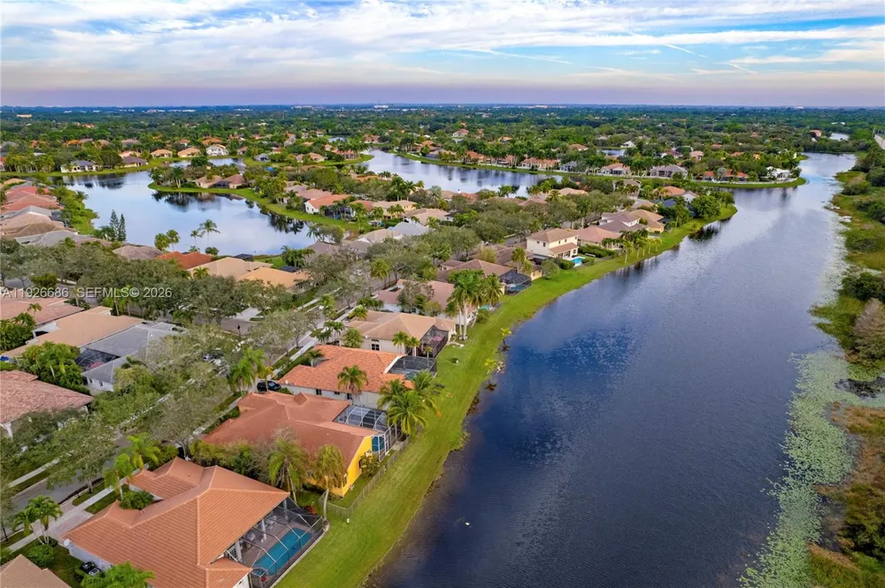 2893 Oakbrook Dr Weston, FL 33332