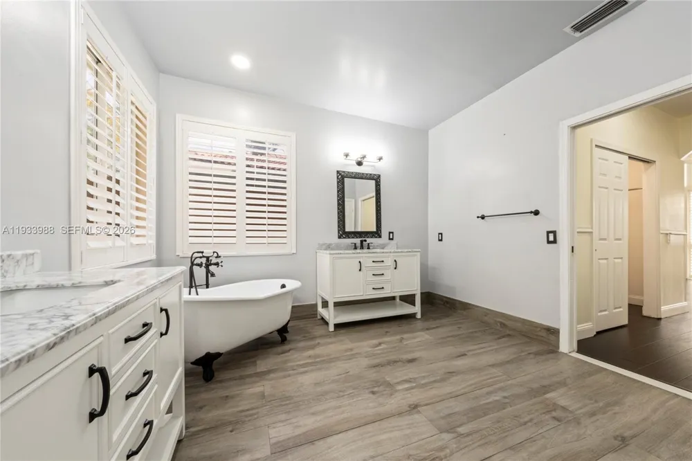 2893 Oakbrook Dr Weston, FL 33332