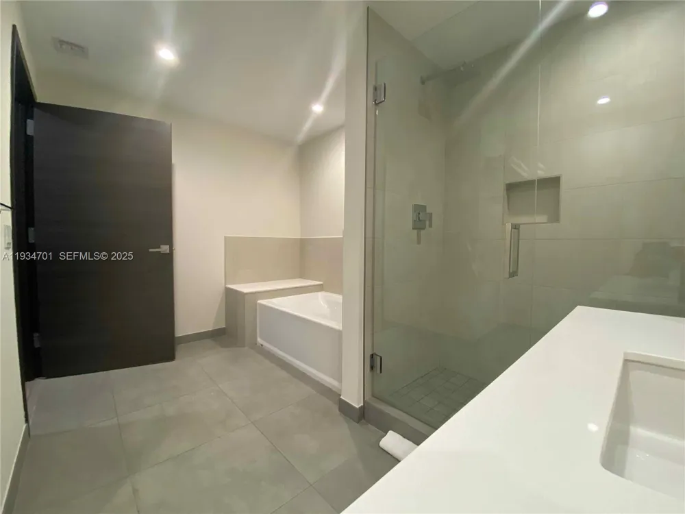 777 Ocean Dr #S514 Hollywood, FL 33019