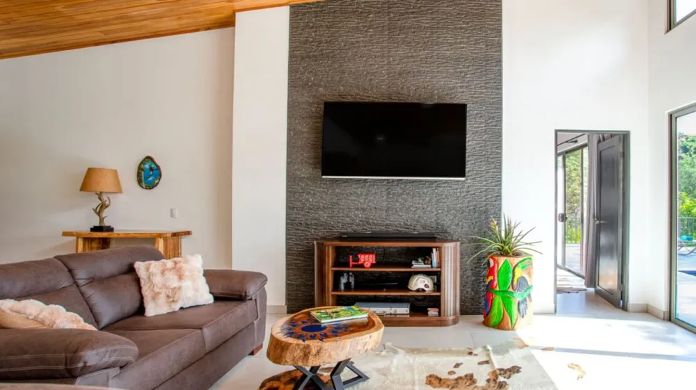 Modern gem in the natural setting Out of State, OS 20505