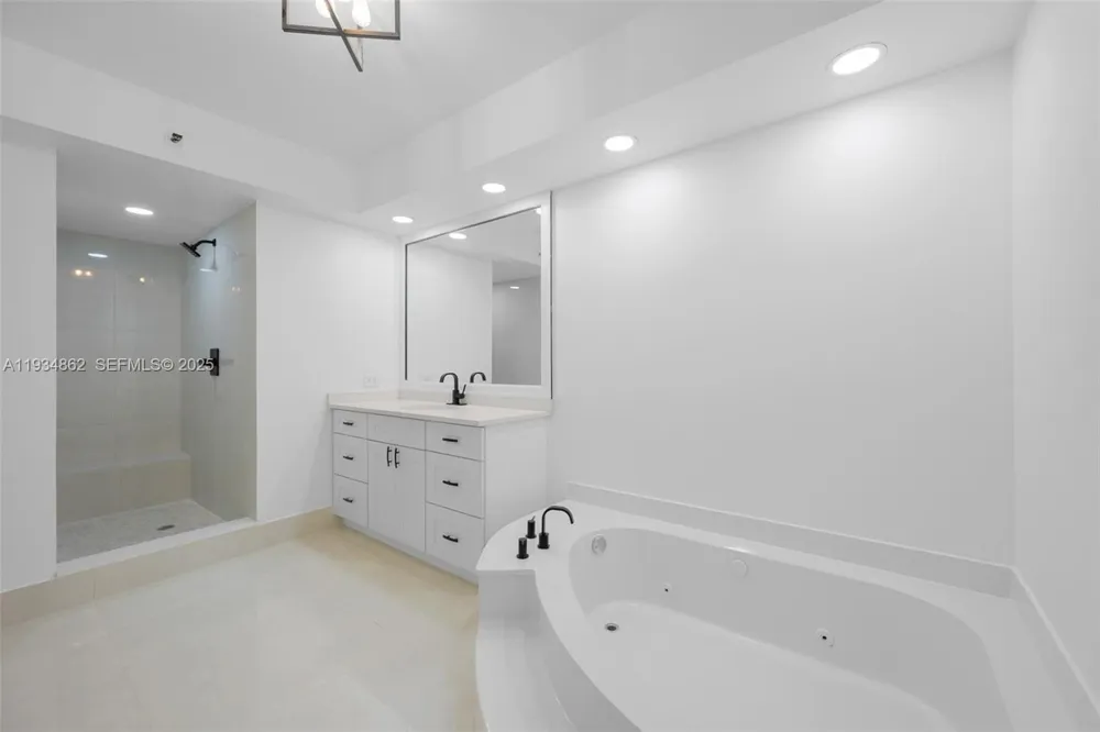 20281 E Country Club Dr #501 Aventura, FL 33180
