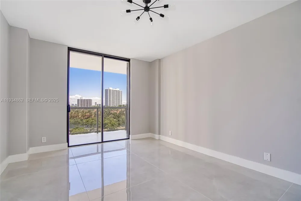 20281 E Country Club Dr #501 Aventura, FL 33180