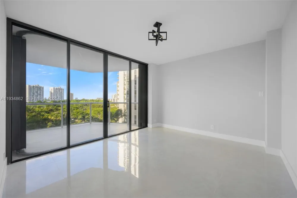 20281 E Country Club Dr #501 Aventura, FL 33180