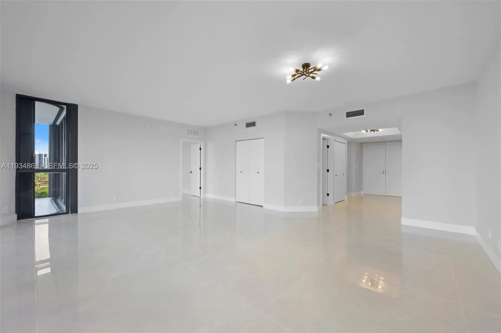 20281 E Country Club Dr #501 Aventura, FL 33180