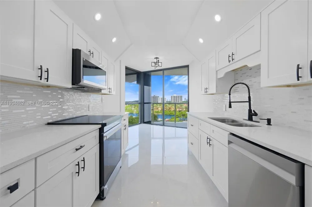 20281 E Country Club Dr #501 Aventura, FL 33180