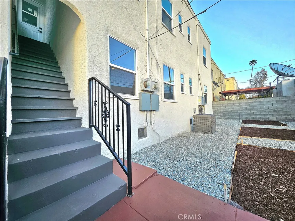 3104 W 43rd Place Los Angeles, CA 90008